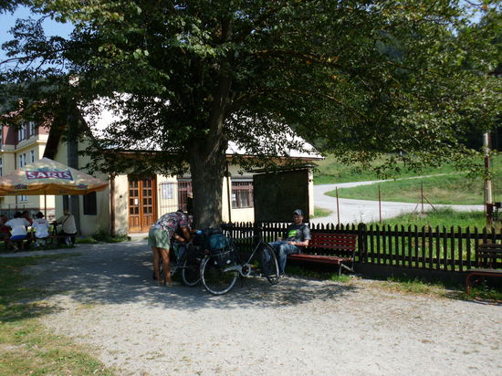Ein Bahnhofsidyll: In der Kneipe werden die Tickets verkauft, hinter dem Baum ist ein Trinkwasserbrunnen, dennoch fließt das SARIS-Bier schon morgens in Strömen !