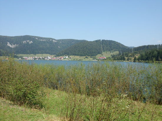 Ein Schnappschuß aus dem fahrenden Zug: Der Stausee bei Mlynki