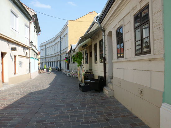 Straßen, die vor kurzem noch schotterige Hinterhofgänge waren, sind zu schönen Spazierwegen mutiert, von denen es sich lohnt, einen Blick durch Tore in dahinter liegende Höfe zu werfen.
