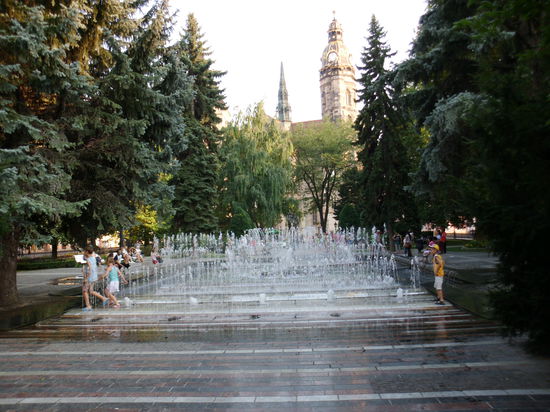 Die Wasserspiele im Zentrum sind der Treffpunkt der jungen Leute in Kosice