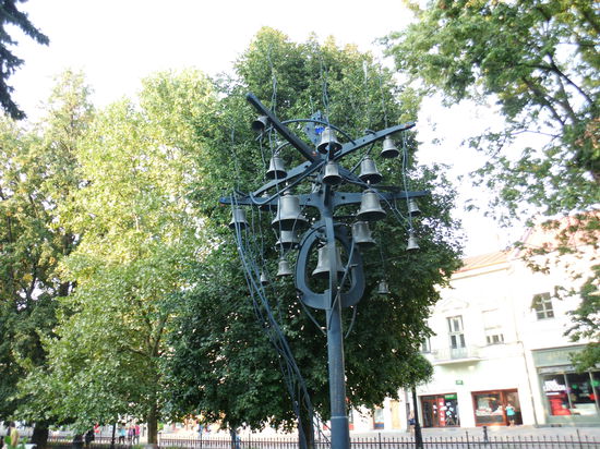 Das Glockenspiel gehört mit zu den Wasserspielen und ertönt im Sommer mehrfach jeden Abend.