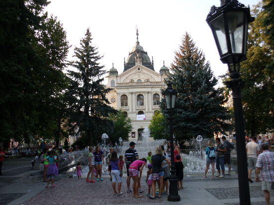 Abschied vor dem Theater. Hier waren wir sicher nicht das letzte Mal......