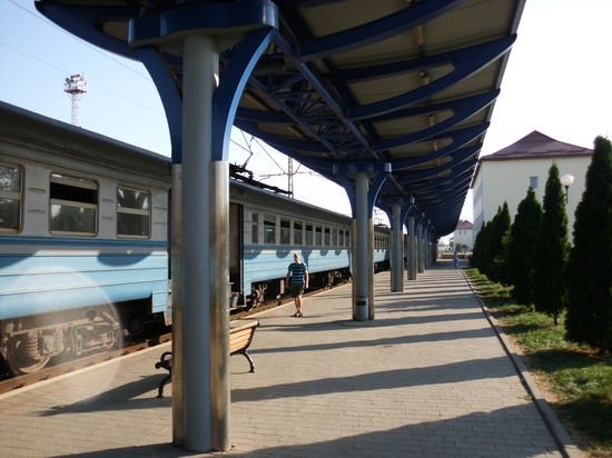 ein Nahverkehrszug Richtung Perechin steht schon abfahrtbereit, aber wo bekommt man die Tickets, die man mit Griwna (UAH) bezahlen muß ?
Und wie wuchtet man das Fahrrad samt Gepäck über diesen hohen Einstieg ?