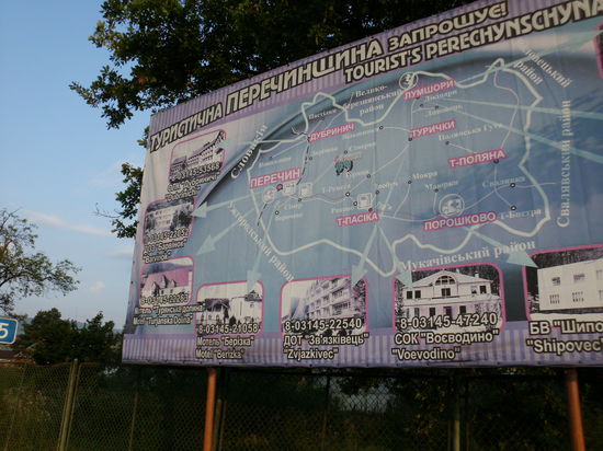 Am Ortsrand von Perechin steht eine vergilbte Tafel mit allen Unterkünften in der Umgebung - wenn man nur die kyrillische Schrift lesen könnte ! Zur Anmeldung braucht man unbedingt ein ukrainisches Handy - habe ich auch nicht.