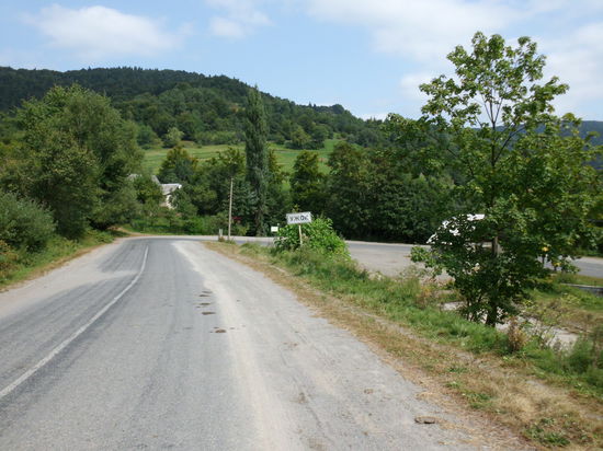 Unter dieser Straße verläuft die Bahn in einem Tunnel. Eigentlich hätte ich hier in Uzok aussteigen müssen.