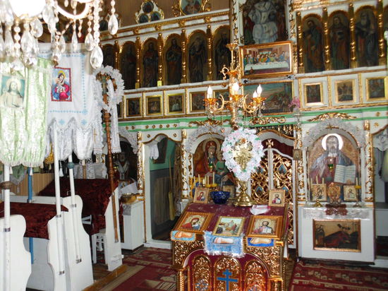 Komm herein, ansehen! Sogar fotografieren darf ich. 43 Einwohner gehören zur Kirchengemeinde, alle 43 waren heute vormittag zum Gottesdienst, sagt man mir gestenreich