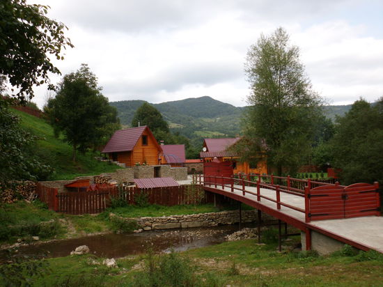 Kindergarten oder Erlebnishotel ? Alles ist geschlossen, aber nagelneu.