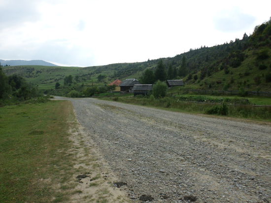 Endlich habe ich die Straße wieder, sogar der Berg liegt hinter mir, aber das Bergabrollen ist höchst riskant, wenn man immer wieder über faustgroße Steine fahren muß, also auch bergab nur Schrittempo
