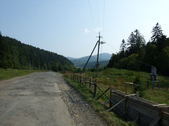 es geht wieder der Zivilisation entgegen! Die Straße ist asphaltiert, Streckenweise sogar ohne Schlaglöcher !