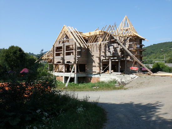 Holz gibt es im Überfluß und auch genug Handwerker, die es verarbeiten können. Nur hier scheint dem Bauherrn das Geld ausgegangen zu sein.