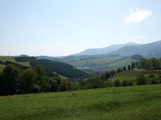 Hier sind die Karpaten kein geschlossenes Waldgebiet. Wiesen und Almen formen eine anmutige Hügellandschaft. Doch die Berge im Hintergrund erreichen fast 2000 Meter ! Entsprechend sind die Steigungen dazwischen auf den Straßen. Unten im nächsten Tal liegt Volovez.