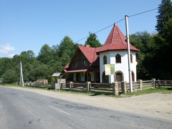 Schicke Herbergen laden zum Einkehren ein. Aber alle Türen sind verschlossen. Nebensaison oder Pleite ?