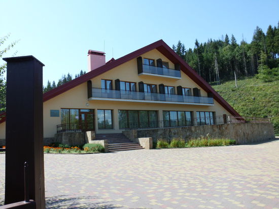 Rund um die Uhr kann man eine Handynummer anrufen, wenn man hier einkehren will. Probiert habe ich es nicht