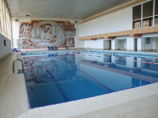 Schimmhalle vom Feinsten im Hotel Boha Woda in Miz'hirya. Wird bescheiden als Swimmingpool angeboten. Im Winter gastieren hier die Leistungssportler. Ich schwimme im 25m-Becken gerade mal 750 Meter und habe die Halle ganz für mich allein.