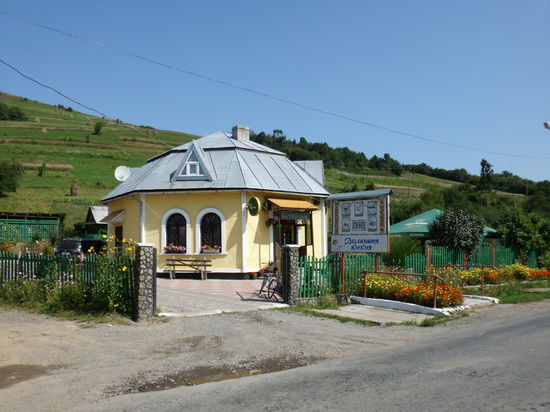 Hier hätte ich keine Mühe, eine Unterkunft zu finden, dazu meistens in einem Neubau oder einem frisch umgebauten Haus. Auf ukrainische Gäste ist man eingestellt. Aber als Ausländer muß man sich mit Händen und Füßen verständigen, willkommen ist man gleichwohl