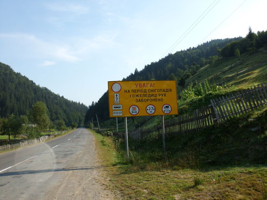 Diese Ankündigung kenne ich schon. 7 km für Reisebusse gesperrt, also 3,5 km bis zur Paßhöhe, aber dieses Mal wirds steiler werden !