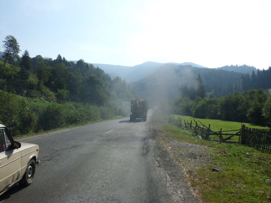 Auch der Lastwagen schnauft den Berg rauf, bis sich der Abgasmief verzogen hat, mache ich eine Pause von 10 Minuten
