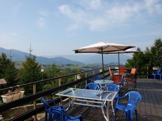 mit Blick in die schöne Umgebung, hier gönne ich mir ein Bier für 0,70 € (lokales Bier 1/2 Liter)