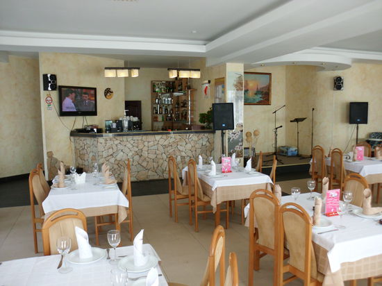 Im Inneren ein Ort zum Verweilen: Abends Life-Musik, Sauna... ein Blick auf die Preisliste: 43 bis 48 € pro Nacht