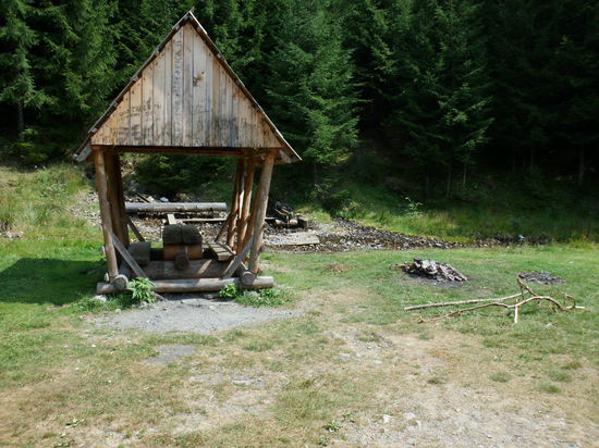 Ein Rastplatz mit Quelle auf dem Weg bergab ins nächste Tal.