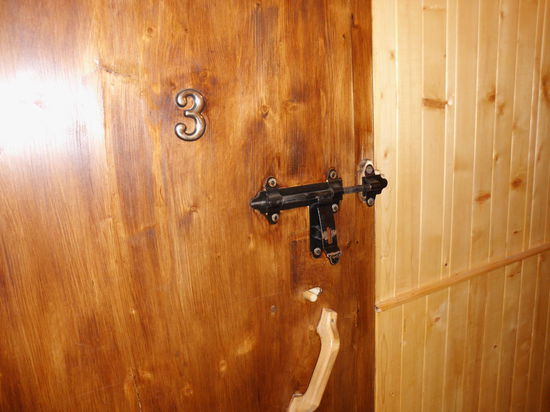 Urig das Motel. Alles ist aus Holz. An der Rezeption bekomme ich ein dickes Vorhangschloß, um mein Zimmer 3 von außen abschließen zu können