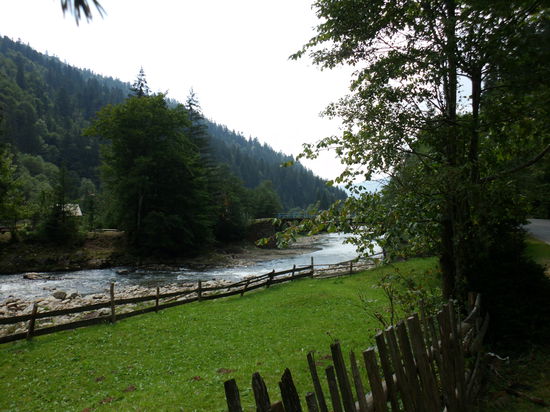 Ohne Gepäck merke ich die Steigung parallel zum Bach gar nicht. Fast kein Verkehr und das hier im Zentrum des Fremdenverkehrsgebietes!