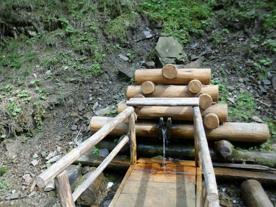 Touristisch vermarktete Quelle. An Holz wurde nicht gespart!