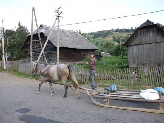 Ist das nun eine Touristenattraktion oder normaler Alltag? Der Müller bringt das Mehr zur Bäckerei und Futter zu den Bauern.