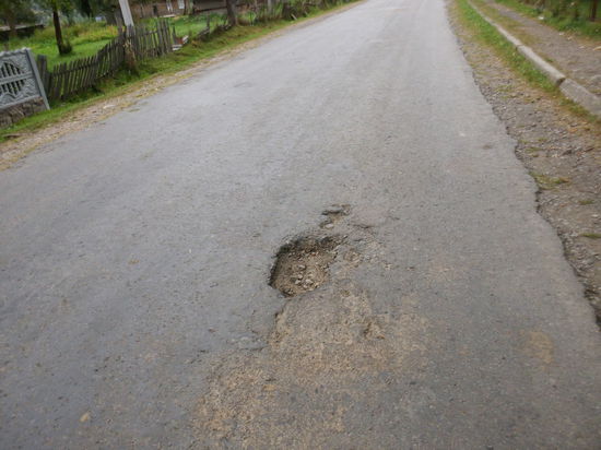 So ein Schlagloch darf man nicht übersehen. Aber ansonsten ist die Straße in Ordnung und im Ort Kolocava selbst führt eine frisch asphaltierte Straße weiter nach Südosten. Nur der Wegweiser nach Ust-Corna fehlt. Aber das ist in der Ukraine nichts besonderes.