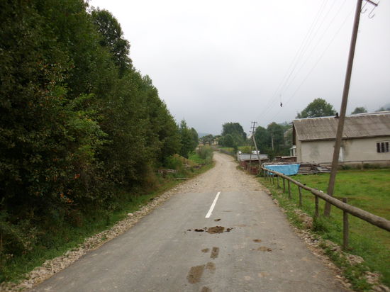 ich komme der Realität am Ortsrand schon näher. Ende der Asphaltstrecke, Schotter mit großen Steinen und eine Steigung, die gerade noch zu schaffen ist