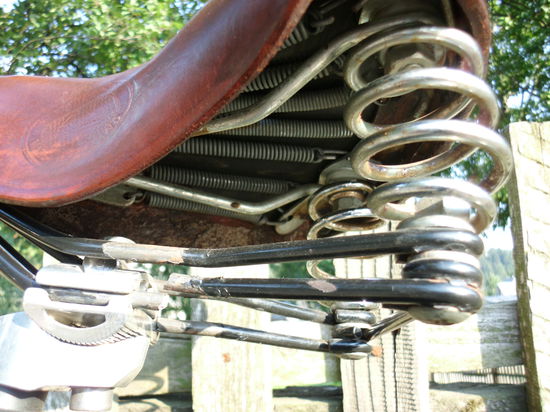 Auf ganz glatter Asphaltstraße und nur bergab, kann ich noch vorsichtig auf dem Sattel Platz nehmen. Ob die Rest-Federn das noch aushalten ?