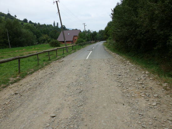 Notgedrungen zurück in die Zivilisation ! Auf der Asphaltstrecke in Kolocava kann ich das Fahren im Sitzen bergab auf glatter Straße schon mal testen......
