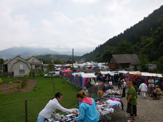 In Kolocava ist Markt, die Straße ist gesperrt, da muß ich sowieso durchschieben.