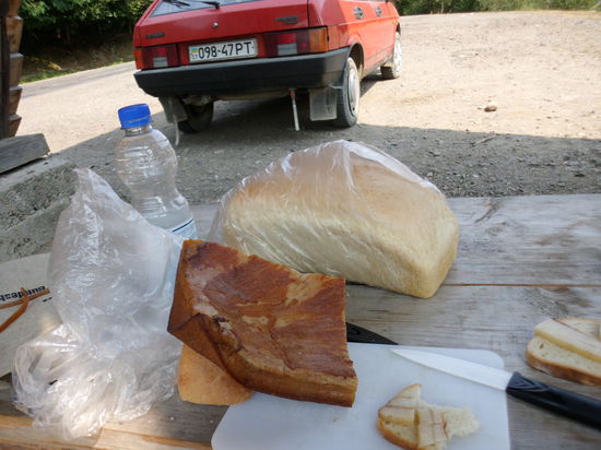Jetzt habe ich eine Picknickpause verdient und kann gelassen über den weiteren Weg nachdenken. Der kann nur talabwärts bis zur Theiß führen, dorthin sind es knapp 60 km