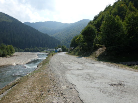 Der Weg  führt zwangsläufig erst einmal abwärts am Fluß, wieder in einer traumhaften Landschaft. Nur der Straßenzustand entspricht nicht ganz meinen Vorstellungen, aber inzwischen bin ich abgehärtet.....