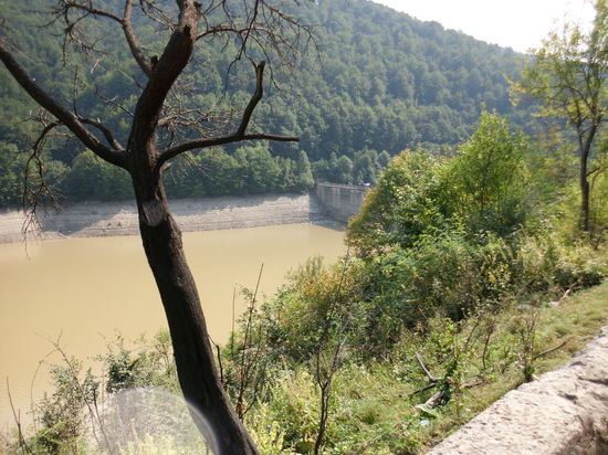 an einer Talsperre entlang...