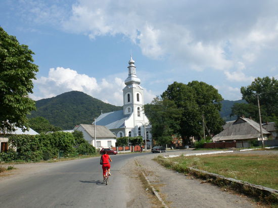 durch liebliche Dörfer. Vor allem im Dorfbereich ist die Straße deutlich besser. Am Ende dieses Dorfes gabelt sich bei einer Tankstelle die Straße, aber es gibt keinerlei Wegweiser. Da bleibt nur wieder, nach dem Weg zu fragen.
Wo gehts nach Solotvyna ? Aber wie spricht man das aus ?
