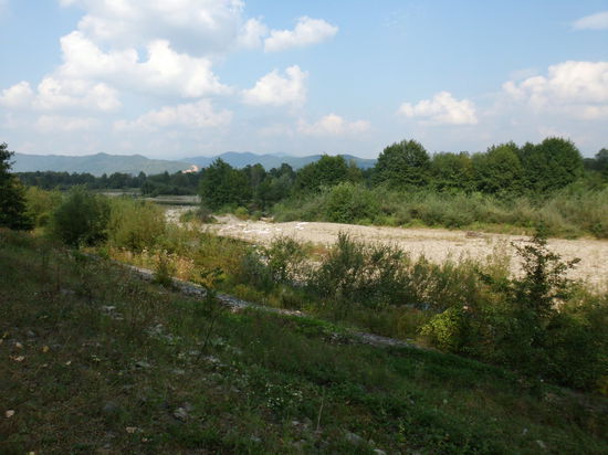 Die Landschaft wird flacher, aber weiter fahre ich an einem breiten Flußbett abwärts. Da kann ich eigentlich nichts falsch machen.