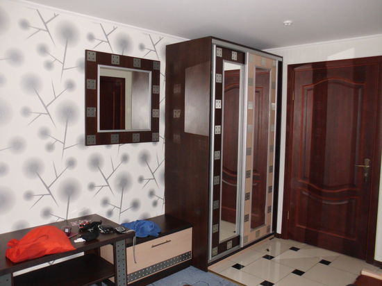 Die schönen Hotelzimmer haben nur einen Nachteil: Man findet nirgends eine Befestigungsmöglichkeit für die Wäscheleine. Aber Kleiderbügel sind Mangelware, um die Wäsche zum Trocknen aufzuhängen.