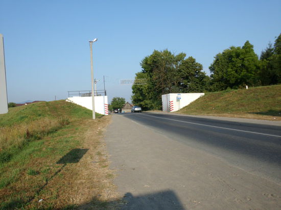 Nun bin ich im Flachland. Hier führt die Europastraße durch eine Hochwassersperre der Theiß, die weitab fließt, aber doch wohl mal gefährlich über die Ufer tritt.