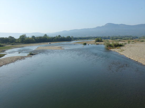 Das ist der Fluß, der aus dem Ust-Corna-Tal kommt. Zurück ins Gebirge? Nein, heute nicht. Ich will ja wissen, ob man in Solotvyna über die Theißbrücke nach Sighetu-Marmathiei kommt. Das war doch der Zweck meiner Reise.