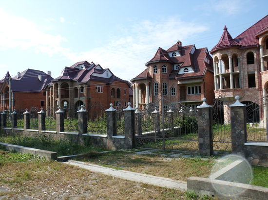 Am Ortsrand von Solotvyna komme ich durch eine Allee gesäumt mit Villen, die auf Wohlstand schließen lassen. Aber alles noch Baustellen, aber nirgendwo Baukräne oder Aktivitäten. Selbst die kunstvollen Einzäunungen aus Nirosta sind schon fertig, die Gärten voller Unkraut, alles unbewohnt.