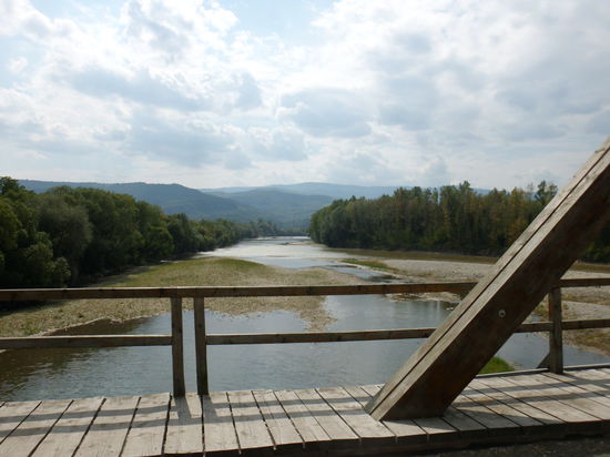 Blick theißabwärts von der Grenzbrücke zwischen Rumänien und der Ukraine
