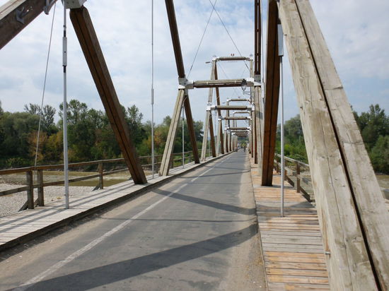 Die Frage ist beantwortet: Als EU-Bürger kommt man hier 24 Stunden am Tag in beiden Richtungen über die Grenze. Nur LKWs trägt die Brücke nicht.
Das hätte der ADAC eigentlich wissen müssen.... 
In allen mir zugänglichen Karten war dieser Grenzübergang nicht angegeben. Auch das rumänische Fremdenverkehrsamt hatte meine diesbezügliche Frage nicht beantwortet, desgleichen Michelin, der ACE und ein Bekannter, dessen Cousine in Sighetu-Marmathiei wohnt.
Habe ich mit meiner Reise doch eine große Wissenslücke schließen können und noch so viel Spaß dabei gehabt!