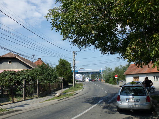 Man kann wieder alle Schilder und Reklamen lesen, wenn auch nicht verstehen. Ansonsten siehts in Rumänien nicht anders aus als "drüben"