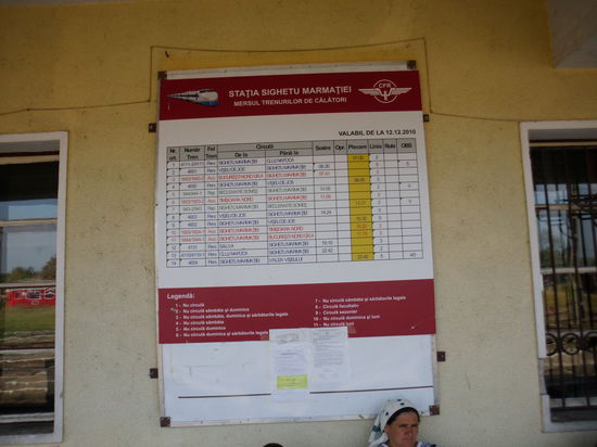 Immerhin gibt es von hier aus einen durchgehenden Zug bis Bukarest. Aber ins Marmuresch führt nur eine kleine Stichbahn, heute ist der letzte Zug um 15.30 schon weg. Die Züge Richtung Ukraine sind gestrichen