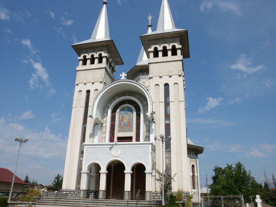Diesen Baustil gibt es nur in Rumänien. Die Kirche ist erst vor kurzem fertiggestellt worden.