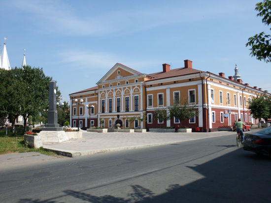 Im Zentrum sieht es ganz proper aus, in den Grünanlagen flanieren viele Leute, auch viele Touristen, wie ich an den Kennzeichen ausländischer Autos sehe. Nur ukrainische Wagen gibt es fast gar nicht.