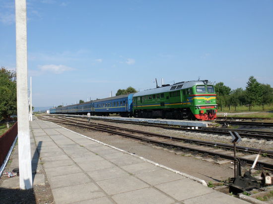 Der Zug nach L'viv (Lemberg UA) steht schon bereit. vorn ein Sitzwagen, der Rest des Zuges Schlafwagen. Abfahrt 17.25 ab Solotvyna, an Lemberg morgen früh um 6.40 nach 400 km und 13 Stunden Fahrt zum Preis von 91,20 (=€ 8,20) Griwna incl. Liege und Bettwäsche. Ein Traveler aus USA empfiehlt den Nachtsprung: Du gewinnst einen Tag und zahlst weniger als für eine Hotelübernachtung! Er muß es wissen, denn er ist aus Tiflis über Batumi- Istanbul-Sofia-Bukarest-Sighetu Marmmthei immer mit Nachtschlafwagen gefahren!