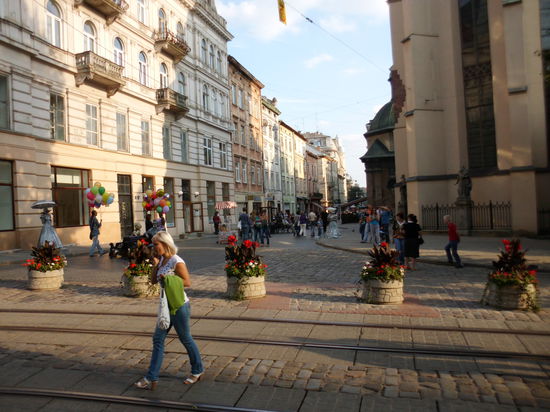 In den vergangenen Jahren hat sich hier viel getan. Viele Häuser in der Innenstadt werden saniert, Blumenkübel sperren neu geschaffener Fußgängerstraßen ab, es gibt eine Touristenmeile.